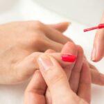 uñas con esmalte rojo comparación semipermanente vs clásico