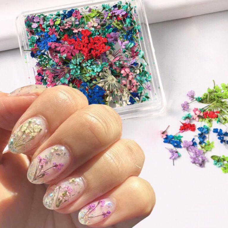 uñas cortas con flores secas encapsuladas decoración uñas natural con glitter