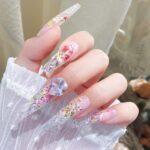 uñas largas flores secas encapsuladas diseño uñas gel transparente con cristal grande