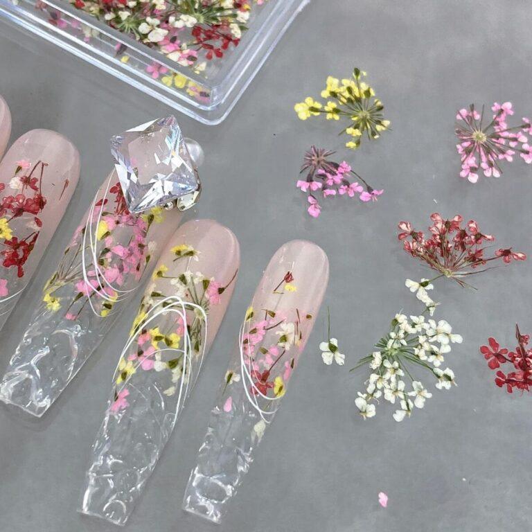 flores secas uñas nail art encapsulado floral diseño uñas gel decoración natural