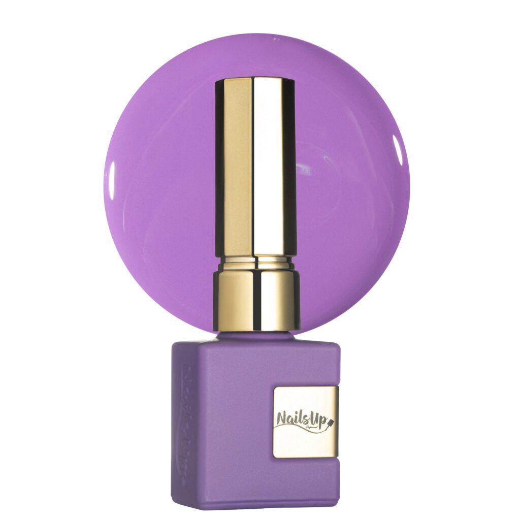 Esmalte semipermanente NailsUp lila pastel con acabado brillante elegante y uniforme.