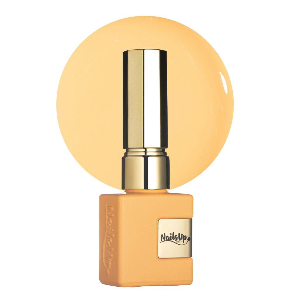 Esmalte semipermanente NailsUp amarillo pastel suave con acabado elegante y cobertura uniforme.