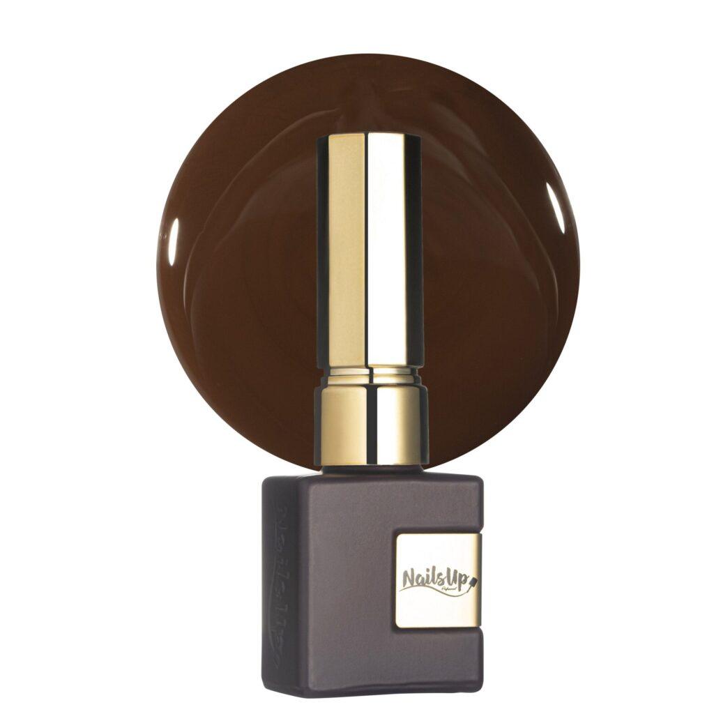 Esmalte semipermanente NailsUp marrón espresso oscuro con acabado elegante y cobertura intensa.