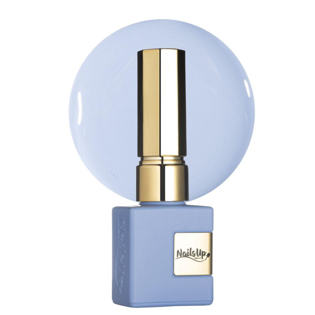 Esmalte semipermanente NailsUp azul pastel suave con acabado elegante y cobertura uniforme.