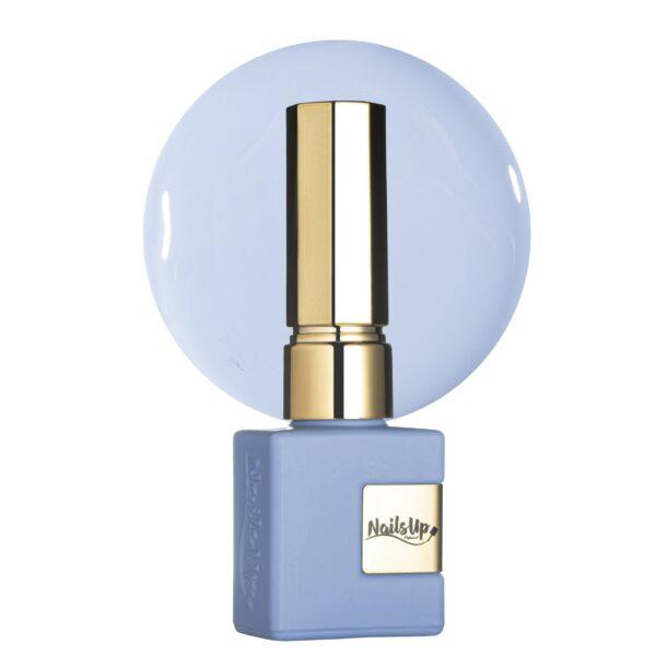 Esmalte semipermanente NailsUp azul pastel suave con acabado elegante y cobertura uniforme.