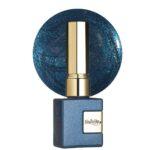 Esmalte semipermanente NailsUp azul brillante con partículas shimmer y acabado luminoso.