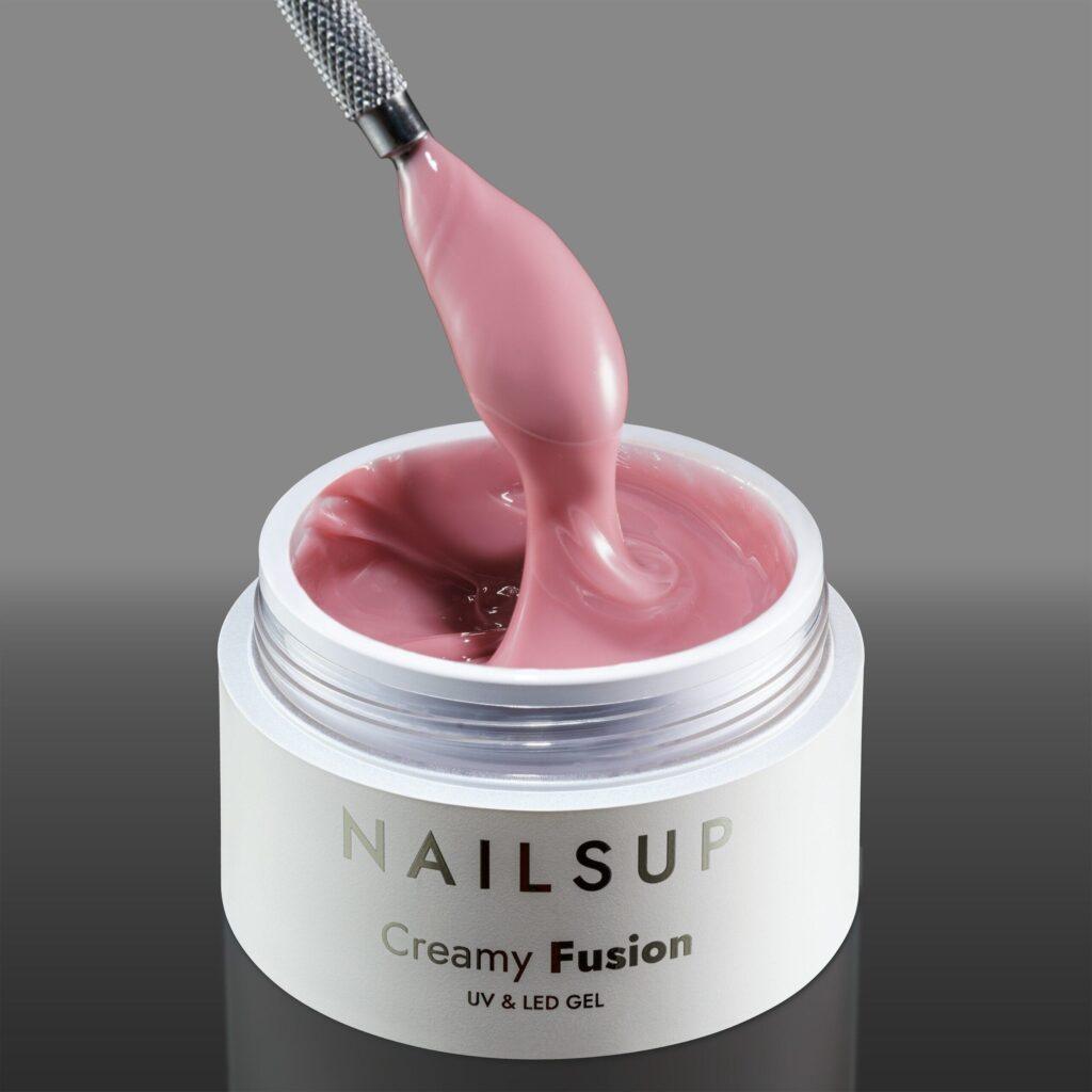 gel UV rosa dusty NailsUp Creamy Fusion autonivelante construcción uñas elegante