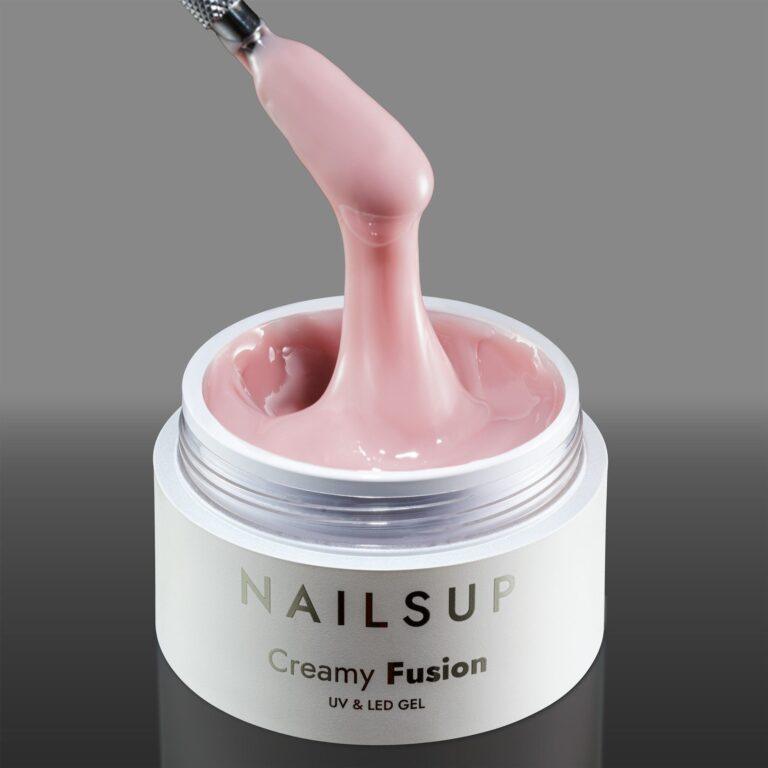 gel UV rosa claro NailsUp Creamy Fusion autonivelante construcción uñas elegante