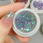 gel uñas flakes iridiscentes multicolor efecto opal verde rosa azul nail art