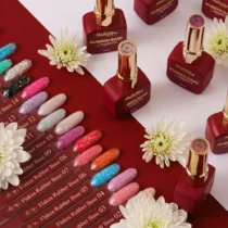 Frascos de bases rubber NAILSUP Sapphire Flakes junto a un muestrario de colores con partículas decorativas